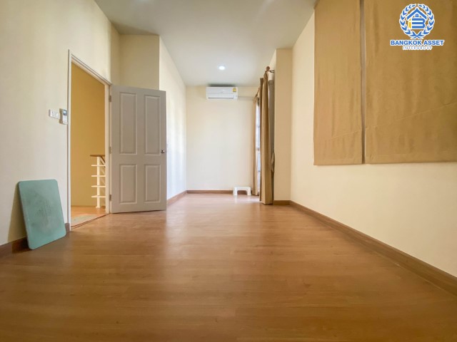 *****ทาวน์เฮ้าส์มือสองย่านนนทบุรี ม.โกลเด้นทาวน์ รัตนาธิเบศร์-สถานีรถไฟฟ้าบางพลู เนื้อที่ 19.2 ตร.ว. ฟังก์ชัน 4 ห้องนอน 2 ห้องน้ำ 1 ที่จอดรถ บนทำเลเดินทางสะดวก เชื่อมต่อถ.รัตนาธิเบศร์ เพียง 6 นาทีก็ถึงรถไฟฟ้าสายสีม่วง "สถานีบางพลู" จองเลย!